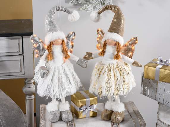 Ange avec une robe en fausse fourrure douce et des ailes