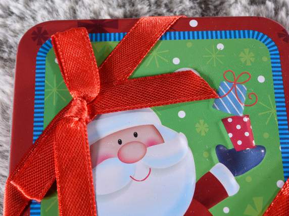 Caja metálica navideña con lazo y adornos en relieve.