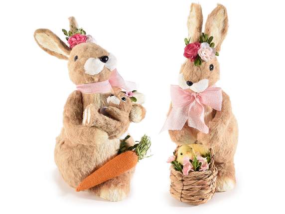 Conejo en fibra natural con lazo, flores y adornos.