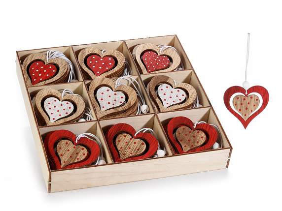 Caja con 72 decoraciones de madera en forma de corazon