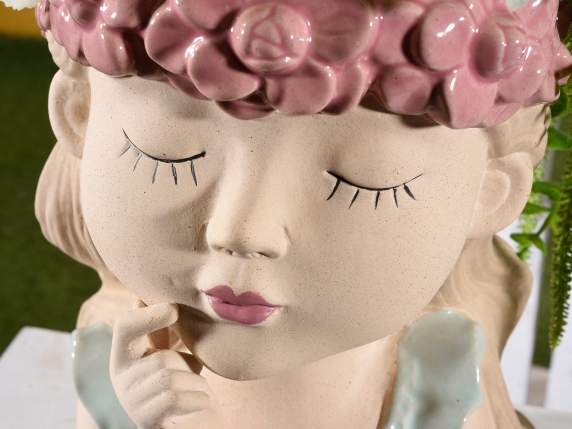 Jarrón de porcelana opaca de colores con rostro de mujer.