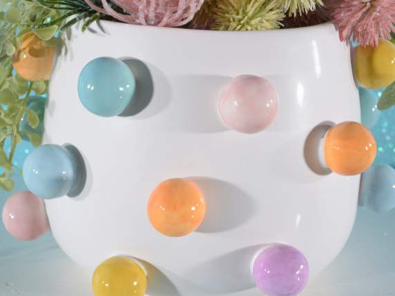 Jarrón de cerámica con adornos de pompones de colores en rel