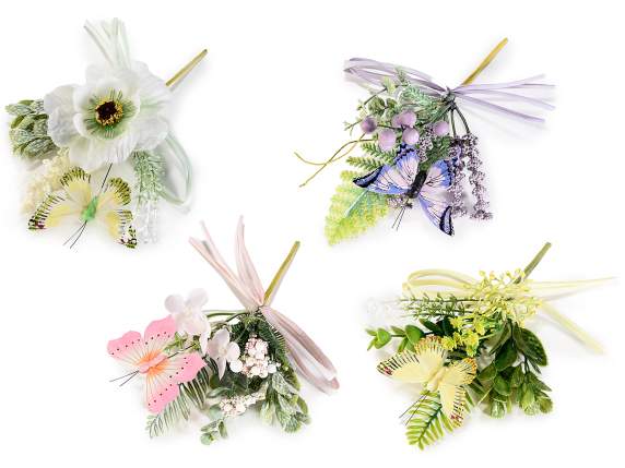 Ramo con flores artificiales, mariposas y cintas.