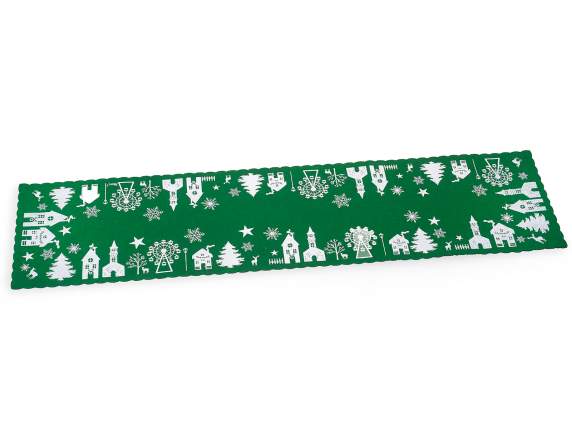 Camino de mesa de tela con estampado de pueblo navideño.