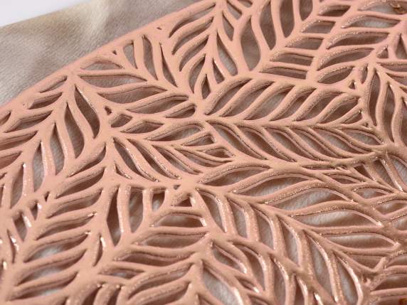 Round placemat decorated with rose gold carved leaves