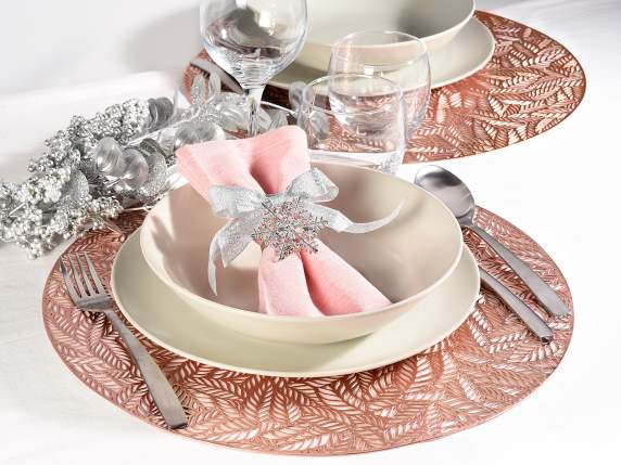 Round placemat decorated with rose gold carved leaves