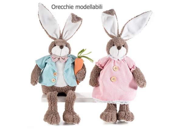 Iepuraș de pluș cu picioare lungi cu rochie și morcov