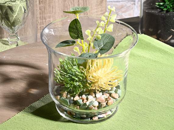 Vază din sticlă transparentă cu margine tăiată brut