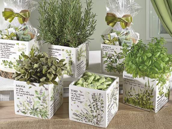 Vaza din ceramica cu decoratiuni si scrieri cu ierburi