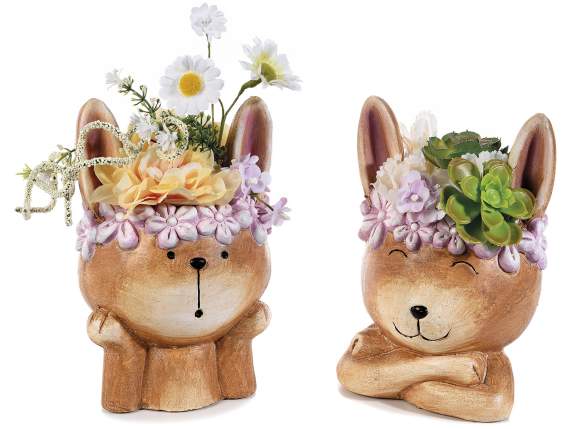 Vază cu iepuraș de teracotă colorată cu coroană de flori