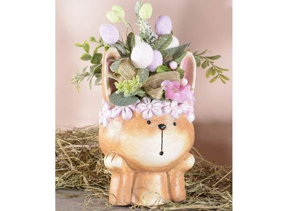 Vază cu iepuraș de teracotă colorată cu coroană de flori
