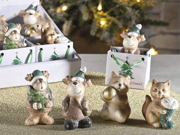 Animal navideño de terracota en una bolsa decorada