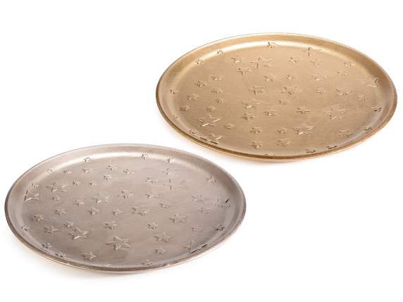 Bandeja decorativa de madera con estrellas en relieve.