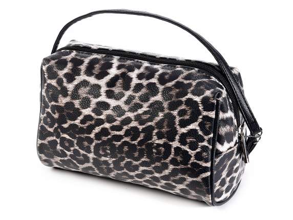 Beauty in leopard imitation leather with zip closure