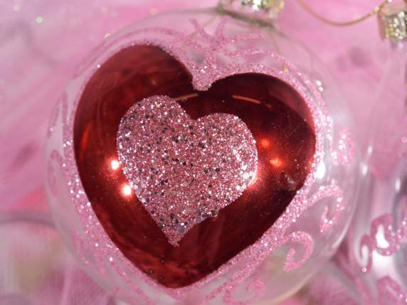 Bilă de sticlă transparentă cu inimă roșie, sclipici roz pe