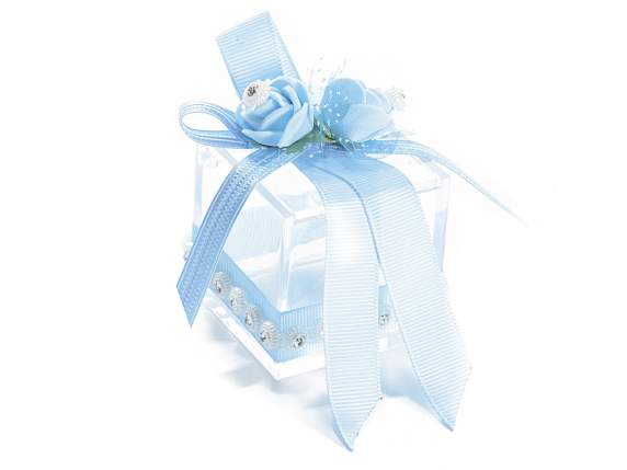 Boîte de faveur avec fleurs, strass et noeud bleu