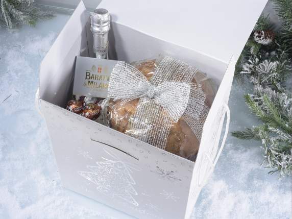 Boîte en carton avec décorations de Noël argentées