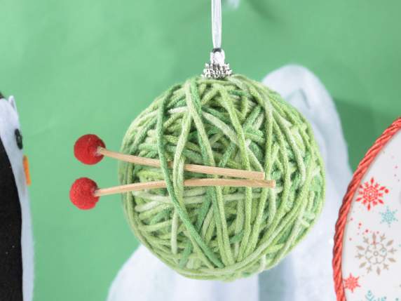 Bola de tela coloreada para colgar