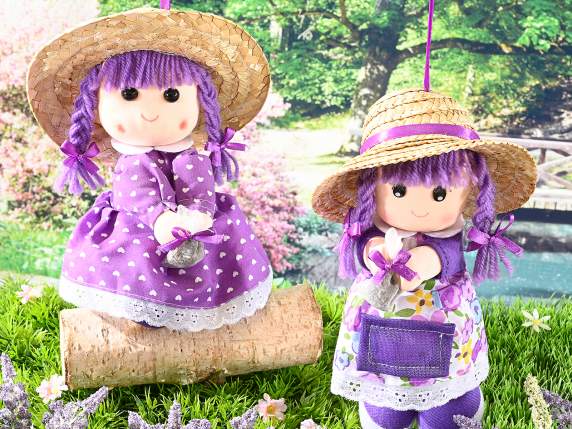 Muñeca de tela con sombrero de paja y bolso de lavanda real