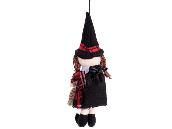 Befana de tela con escoba y bolsa de dulces para colgar