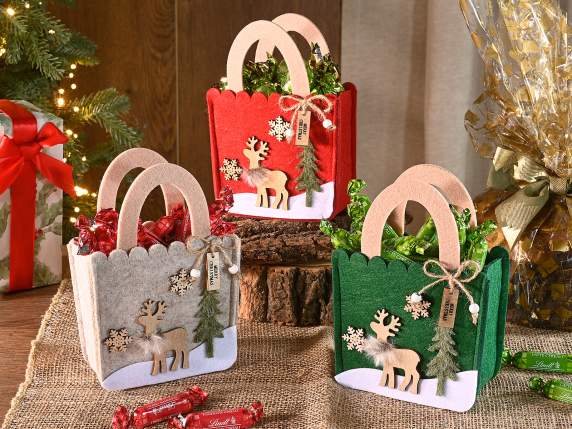 Bolsa de tela con madera repujada y decoraciones de tela.