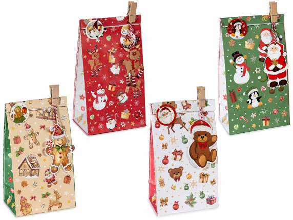 Bolsa de papel navideña con clip, etiqueta y pegatina.
