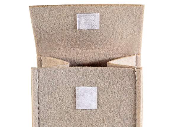 Bolsa de tela navideña con decoraciones en relieve y pompone