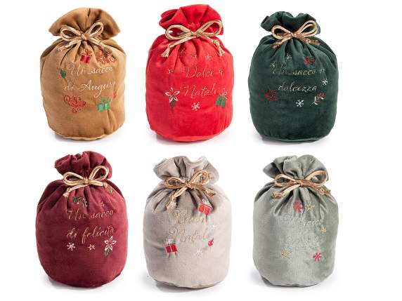 Bolsa de terciopelo con bordado navideño y cordón.