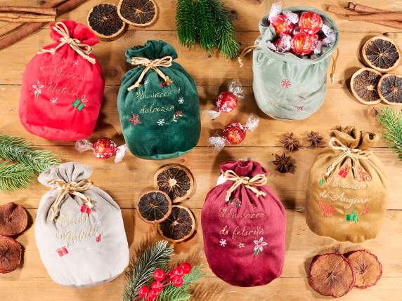 Bolsa de terciopelo con bordado navideño y cordón.