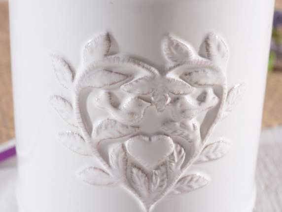 Borcan alimentar din ceramica alba cu decoratiuni in relief