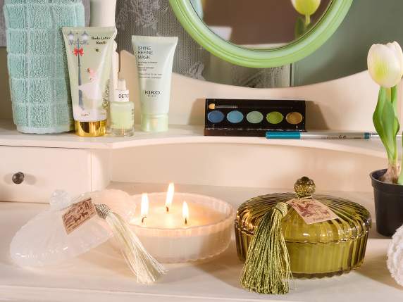 Bougie parfumée triple flamme dans un pot en verre travaillé
