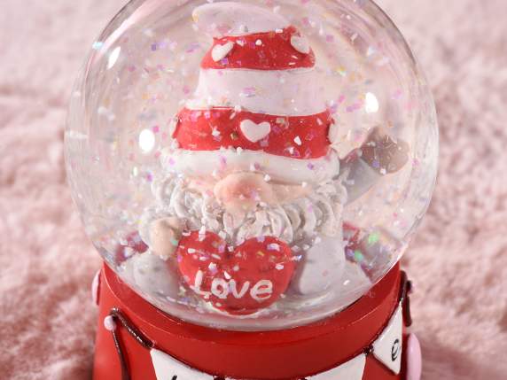 Boule à neige en verre avec des gnomes amoureux et un socle
