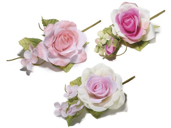 Bouquet avec rose et fleurs en tissu
