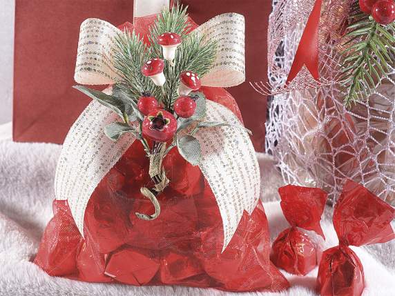 Bouquet de pin enneigé, de baies rouges et de champignons