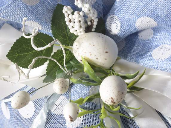 Bouquet artificiel doeufs colorés avec feuilles et fleurs