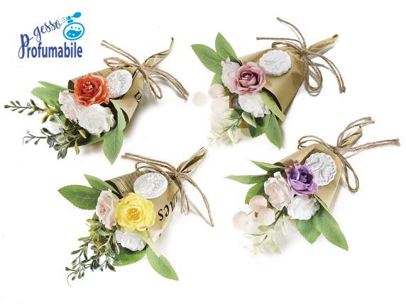 Bouquet en papier kraft avec fleurs en tissu et décoration e