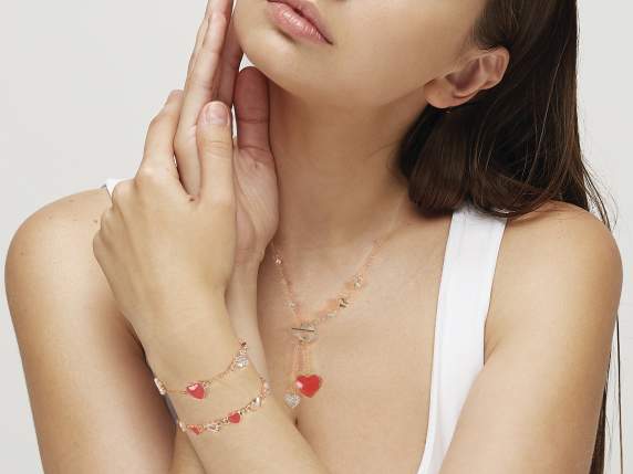 Bracelet en métal avec coeurs laqués et strass, avec carte