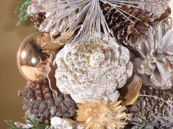 Sapin de Noël avec pommes de pin scintillantes et boules cou