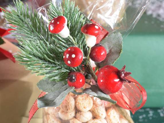 Buchet cu pin acoperit de zapada, fructe de padure roii