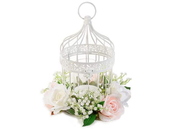 Cage en métal blanc avec roses artificielles et bougeoir