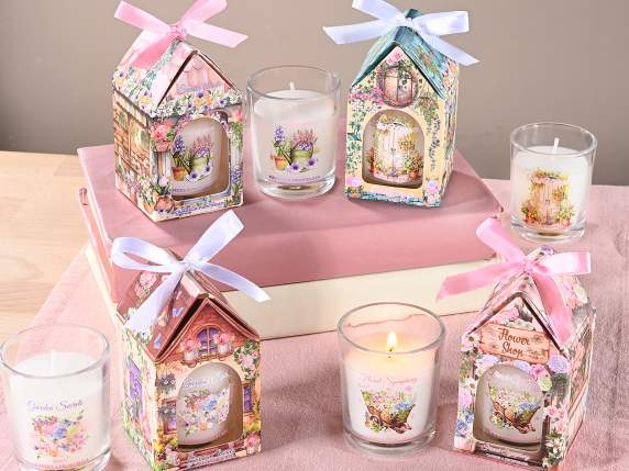 Vela perfumada en vaso con adornos primaverales
