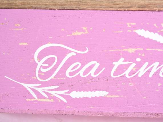 Caja de té de madera con decoraciones de lavanda en relieve.
