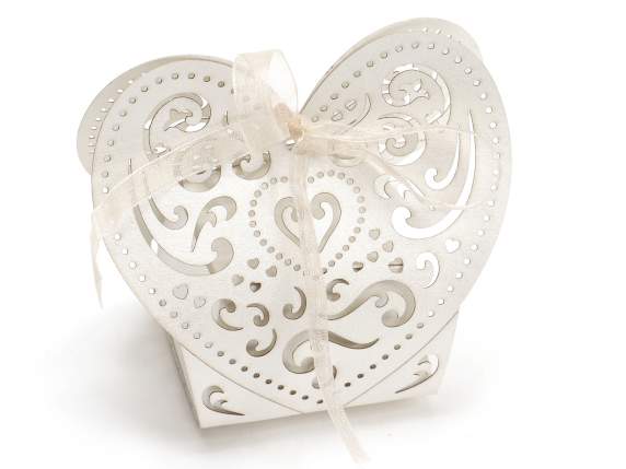 Caja para regalos en forma de corazón en papel perla crema
