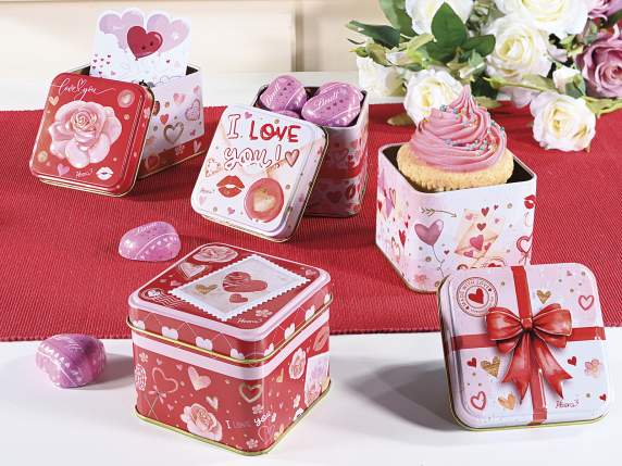 Caja de alimentos de metal con detalles en relieve y tapa.