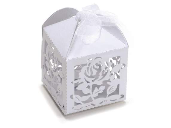 Caja de regalo de papel blanco brillante con flores talladas
