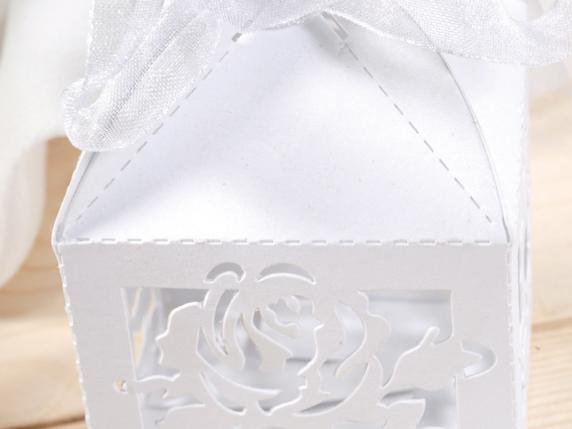 Caja de regalo de papel blanco brillante con flores talladas