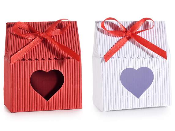 Caja de cartón ondulado con ventana de corazón y lazo.