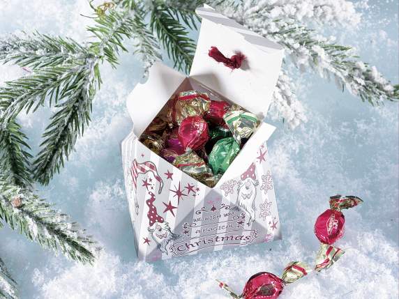 Caja de papel decorada con estampado navideño y lazo