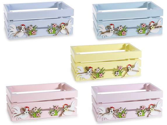 Caja-cesta de madera con gallina y flores decorativas