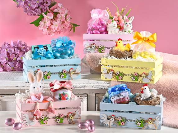 Caja-cesta de madera con gallina y flores decorativas